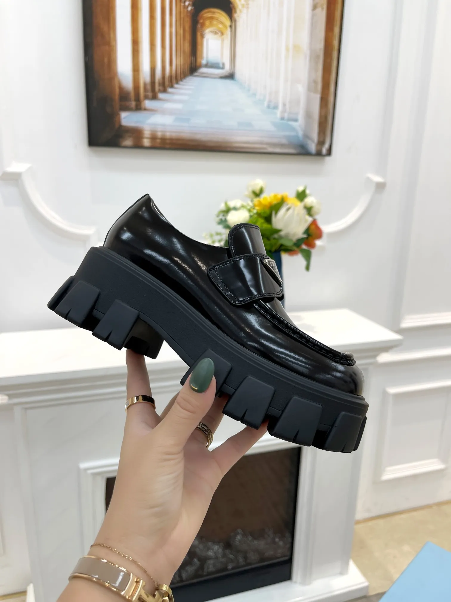👟👟Ex-factory price 480 women's shoes factory PRADA Prada loafers are now available! Top version! ! Copy the original! All sides are oily! Has a high-end temperament! Fabric: Grade A open-edge beaded cowhide. Buckle: Original board molded, never deformed. Lining: Silk cowhide, soft and smooth. Feet: Silk cowhide comfortable. Number of yards: 35-40.